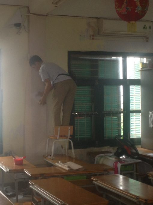 Thi công giấy dán tường tại lớp học trường tiểu học Tây Sơn