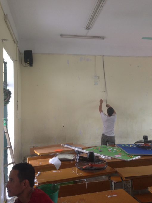 Thi công giấy dán tường tại lớp học trường tiểu học Tây Sơn
